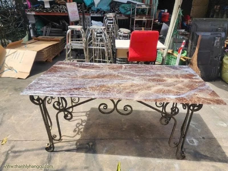BÀN ĂN MẶT KÍNH VÂN ĐÁ CHÂN SẮT MỸ NGHỆ - Nội thất thanh lý giá 1.500.000&nbsp;₫ danh mục Bàn
